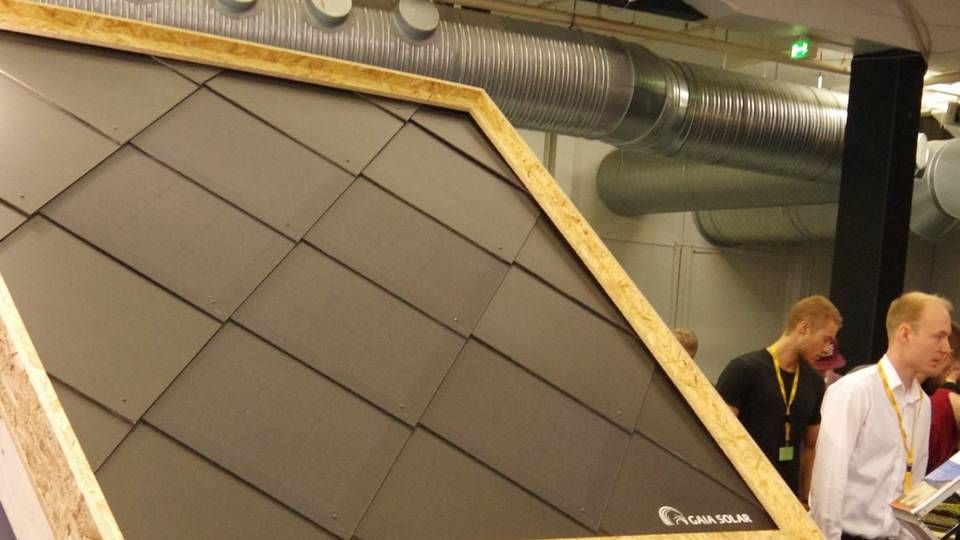 Resultatet af et års produktudvikling hos Gaia Solar er solcellepaneler integreret i samarbejdspartneren Stenis tagpladers konstruktion og design. Produktet blev præsenteret ved årets Building Green-messe sidst i oktober. | Foto: Gaia Solar