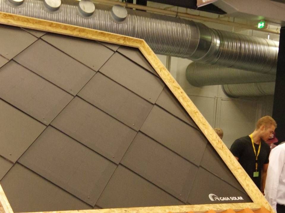 Resultatet af et års produktudvikling hos Gaia Solar er solcellepaneler integreret i samarbejdspartneren Stenis tagpladers konstruktion og design. Produktet blev præsenteret ved årets Building Green-messe sidst i oktober. | Foto: Gaia Solar