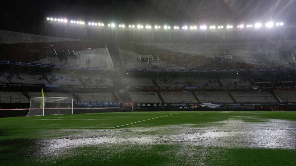 Kraftig regn gjorde fodboldbanen i Buenos Aires umulig at spille på. | Foto: Victor R. Caivano/AP/Polfoto