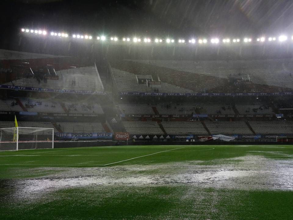 Kraftig regn gjorde fodboldbanen i Buenos Aires umulig at spille på. | Foto: Victor R. Caivano/AP/Polfoto
