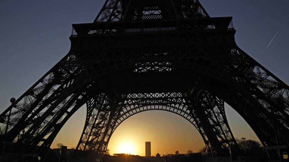 Når europæiske turister fra sommeren besøger Eiffeltårnet i Paris, vil det ikke koste roamingafgifter at sende en mms til familien. | Foto: MICHEL EULER/POLFOTO/AP/Arkiv