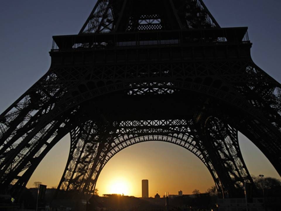 Når europæiske turister fra sommeren besøger Eiffeltårnet i Paris, vil det ikke koste roamingafgifter at sende en mms til familien. | Foto: MICHEL EULER/POLFOTO/AP/Arkiv