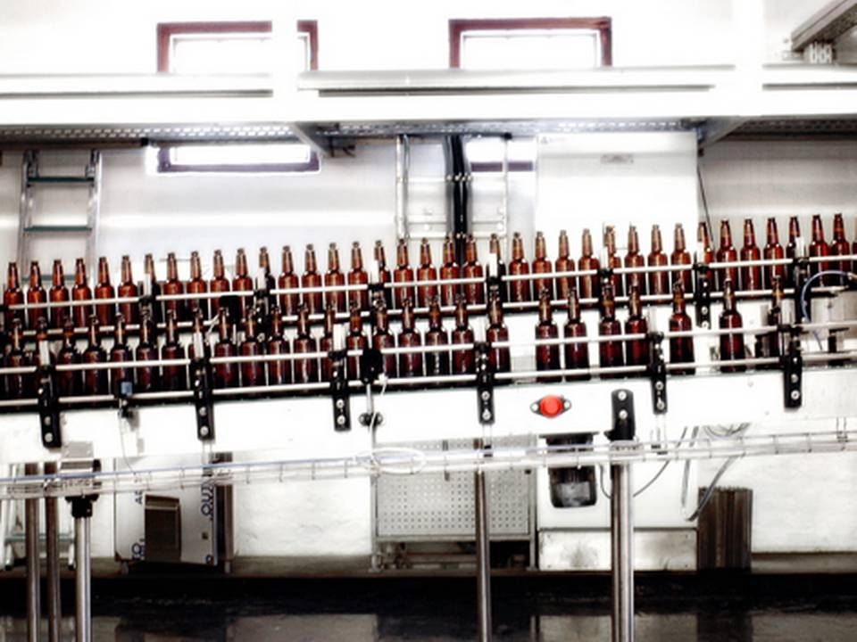 Specialdesignede flasker på vej til at blive renset i vaskehal på Carlsberg Bryggeri, før de bliver etiketeret og fyldt med Jakobsen Brown Ale. | Foto: SIMON HØGSBERG/POLFOTO/ARKIV
