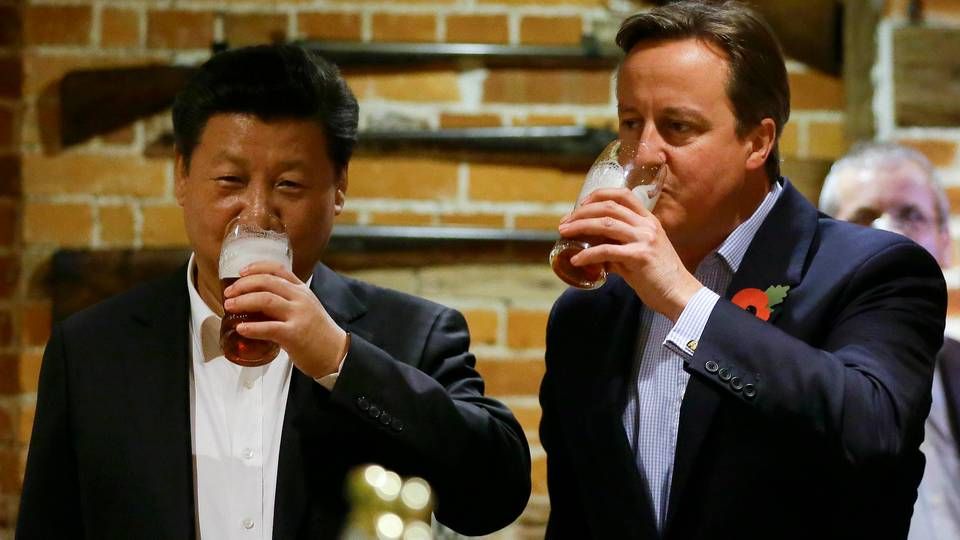 Xi Jinping og David Cameron fik sig en IPA på pubben The Plough at Cadsen i slutningen af oktober. Pubben er ejet af kæden og bryggeriet Greene King, der ejer over 3.000 pubs i Storbritannien. | Foto: Kirsty Wigglesworth/AP/Polfoto