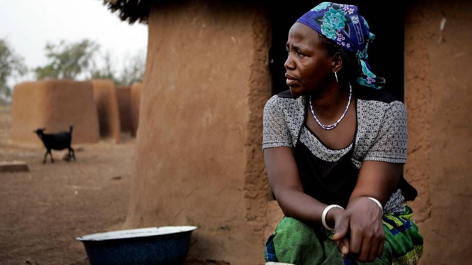 En kvinde fra en Fulani-familie i Ghana, sidder foran sin hytte. | Foto: Finn Frandsen/POLFOTO/arkiv