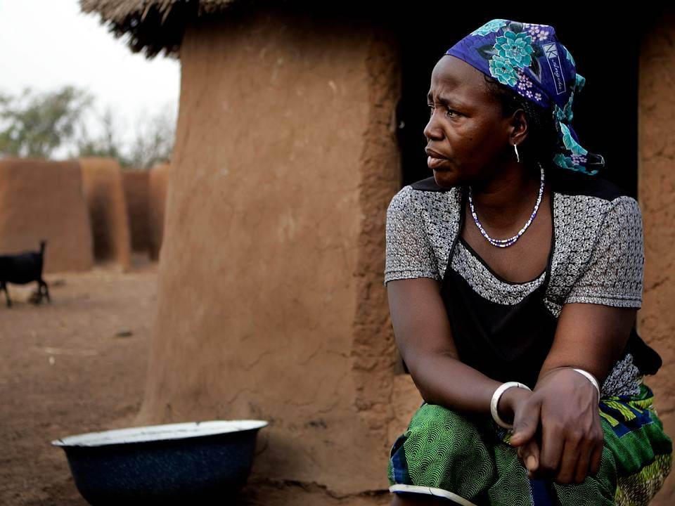 En kvinde fra en Fulani-familie i Ghana, sidder foran sin hytte. | Foto: Finn Frandsen/POLFOTO/arkiv