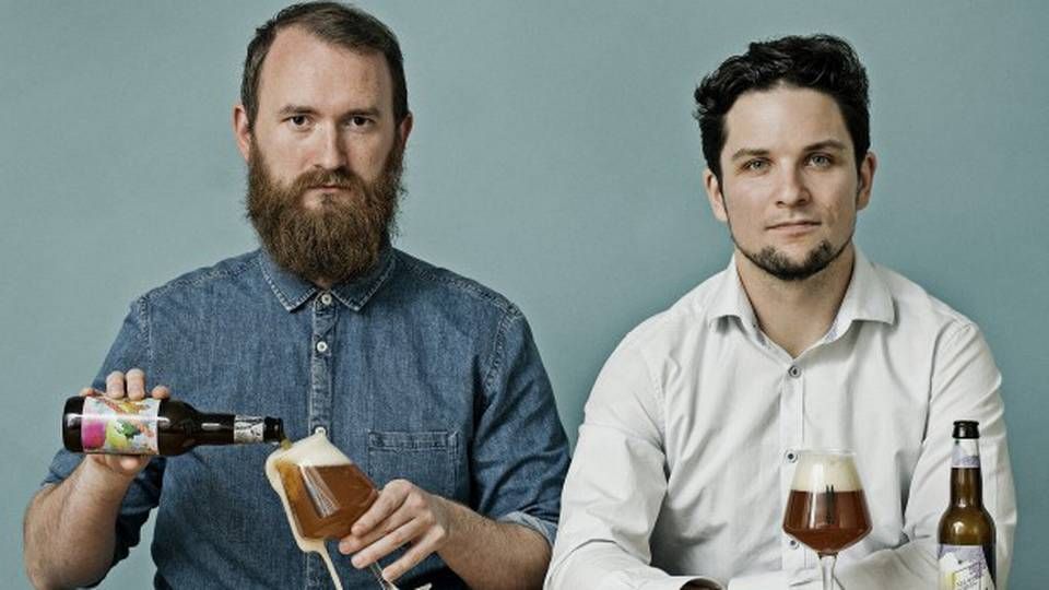 Tore Gynther (tv.) og Tobias Emil Jensen har brygget øl siden gymnasiet. Nu åbner de en stor øl- og madhal. | Foto: Presse/To Øl