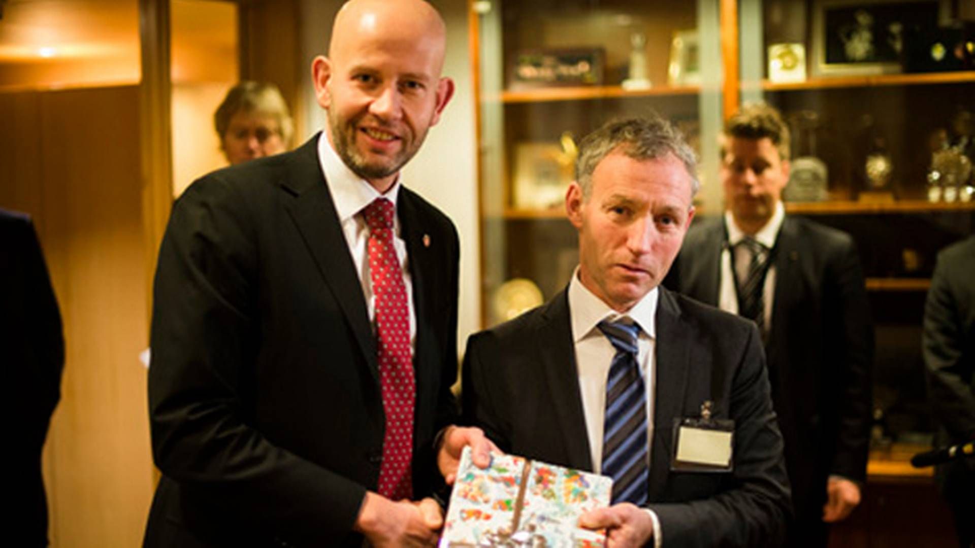 Norges energiminister Tord Lien (tv) modtager en festligt indpakket PDO fra projektmanager Hogne Pedersen fra Statoil.