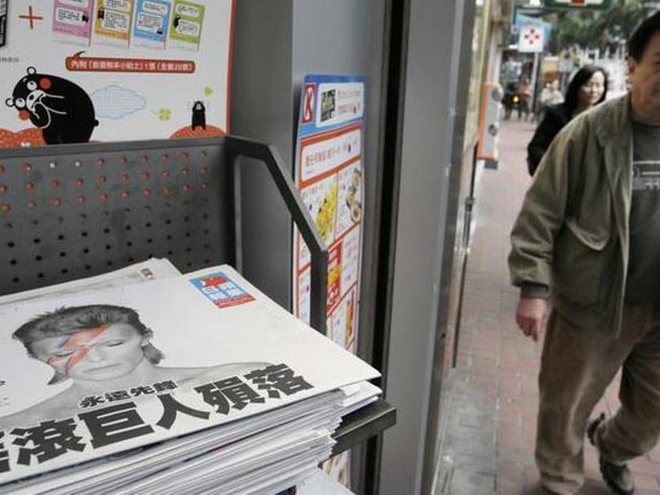 David Bowie på forsiden af en lokalavis i Hong Kong fra i dag. | Foto: Vincent Yu/AP/Polfoto