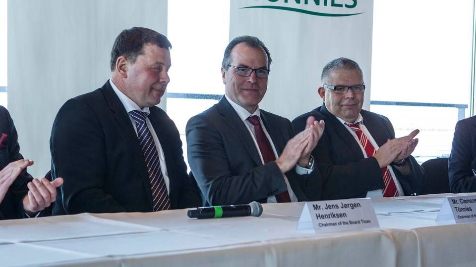 Jens Jørgen Henriksen (tv.), Clemens Tönnies og Frank Duffe under pressemødet, hvor handlen mellem de to kødkoncerner blev endeligt underskrevet. | Foto: PR-billede/Tönnies