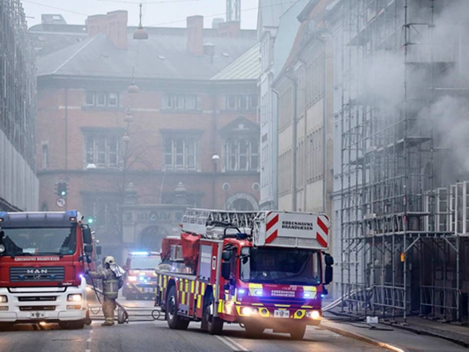 Politiet har afspærret Stormgade i midten af København indtil branden i Holsteins Palæ er slukket. | Foto: Jens Dresling/Polfoto