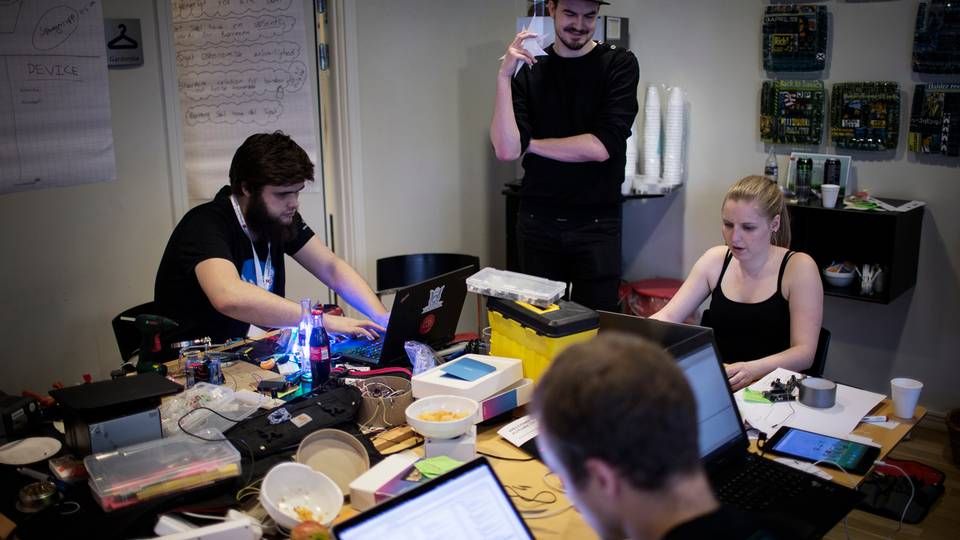 I weekenden afholder en række aktører et hackathon i København. Her ses deltagere i et hackathon, som Spar Nord stod bag i foråret. | Foto: PEDERSEN RUNE AARESTRUP