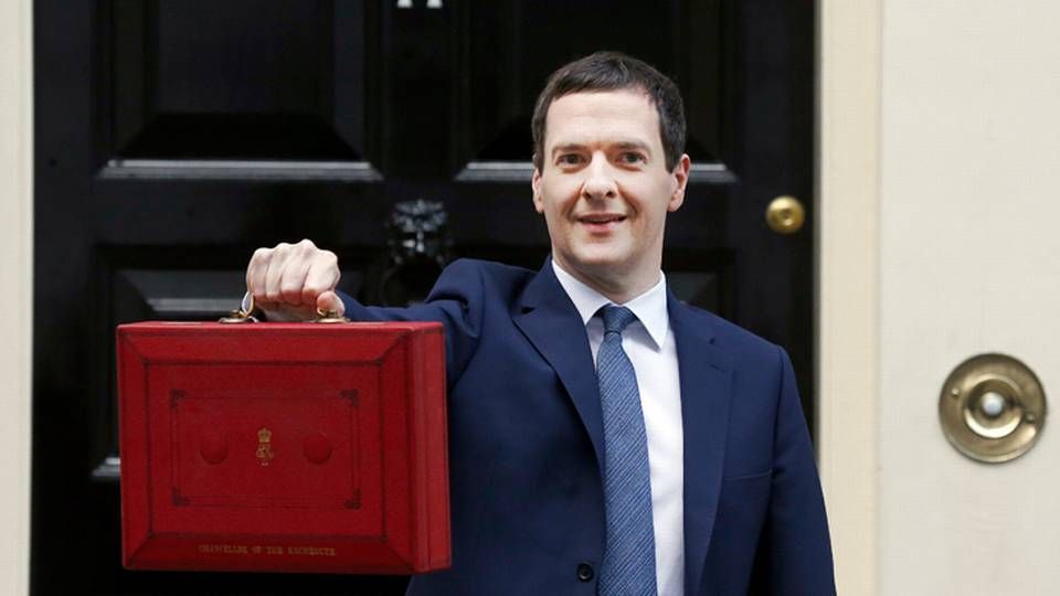 Finansminister George Osborne poserer for pressen uden for Downing Street efter torsdagens budgetaftale. | Foto: Frank Augstein/AP/Polfoto