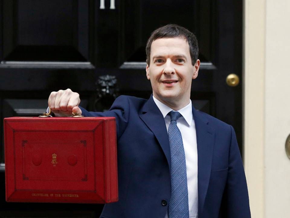 Finansminister George Osborne poserer for pressen uden for Downing Street efter torsdagens budgetaftale. | Foto: Frank Augstein/AP/Polfoto
