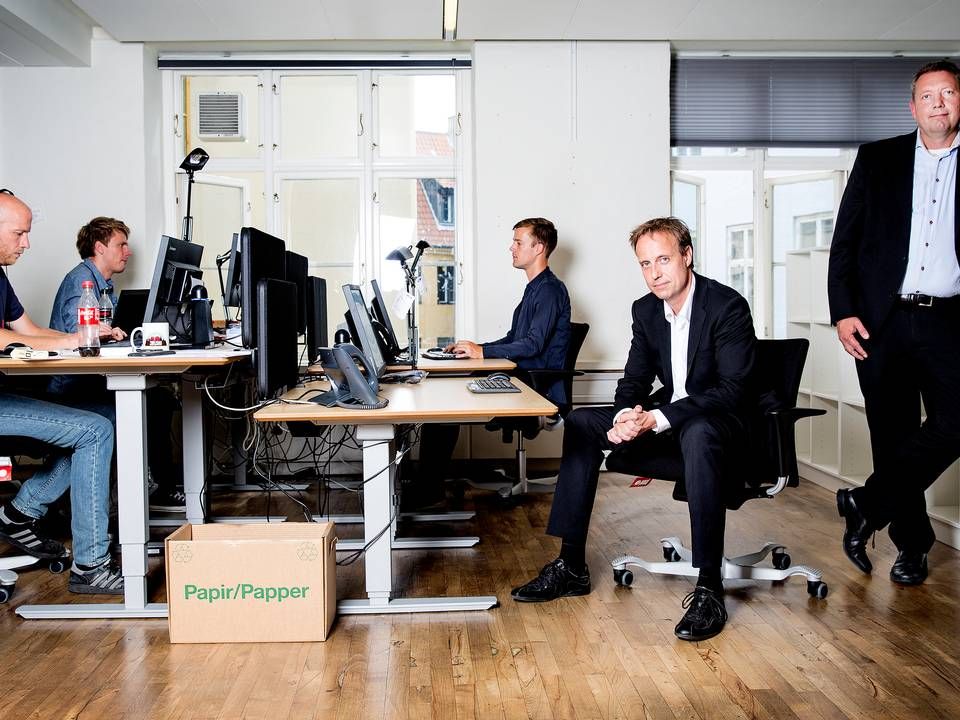 Digital direktør hos Jyllands-Posten Jens Nicolaisen (yderst til højre) ved siden af Finans' chefredaktør, Steen Rosenbak | Foto: Stine Bidstrup/Polfoto/Arkiv