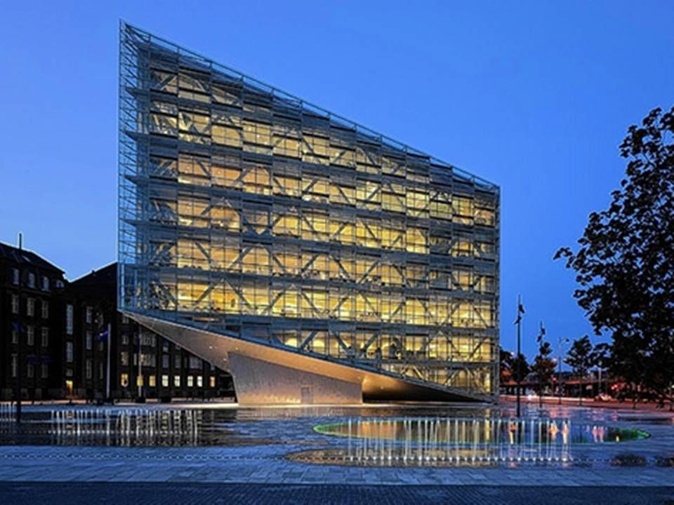 Krystallen er designet er arkitekterne Schmidt Hammer Lassen og blev en tilføjelse til Nykredits primære hovedsæde Glaskuben, der ligger ud til Kalvebod Brygge.