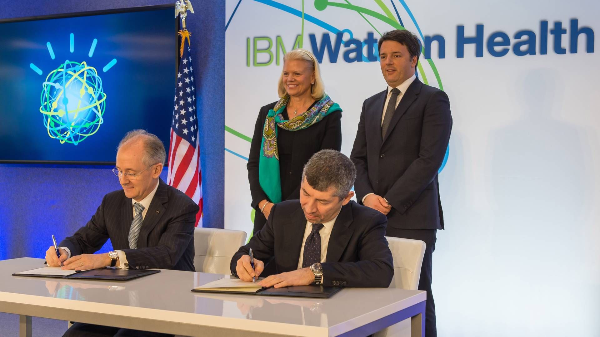 Den nye aftale underskrives af Erich Clementi fra IBM og Ivan Scalfarotto, mens IBM-topchef Ginni Rometty og den italienske premierminister, Matteo Renzi, ser på. | Foto: IBM/PR