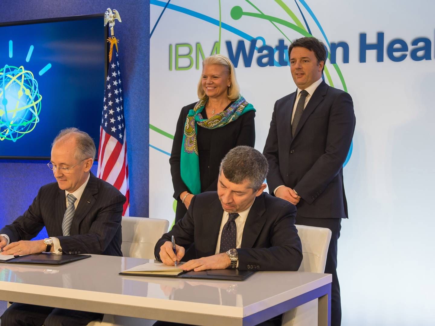 Den nye aftale underskrives af Erich Clementi fra IBM og Ivan Scalfarotto, mens IBM-topchef Ginni Rometty og den italienske premierminister, Matteo Renzi, ser på. | Foto: IBM/PR