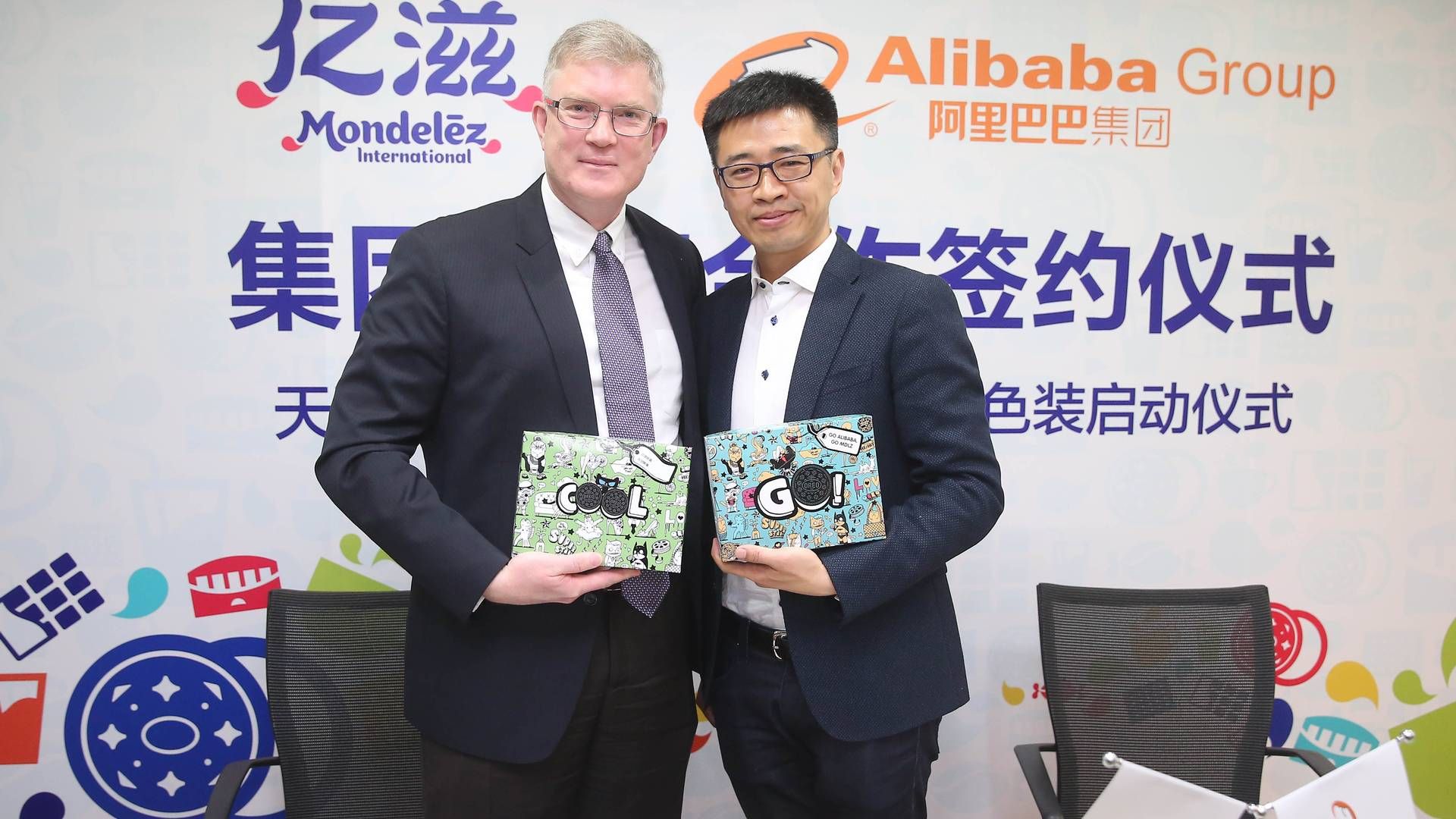 Stephen Maher, direktør for Mondelez China, og Jing Jie, koncerndirektør for Alibaba Group, viser de nye Oreo Colorfilled frem. | Foto: Mondelez International/PR