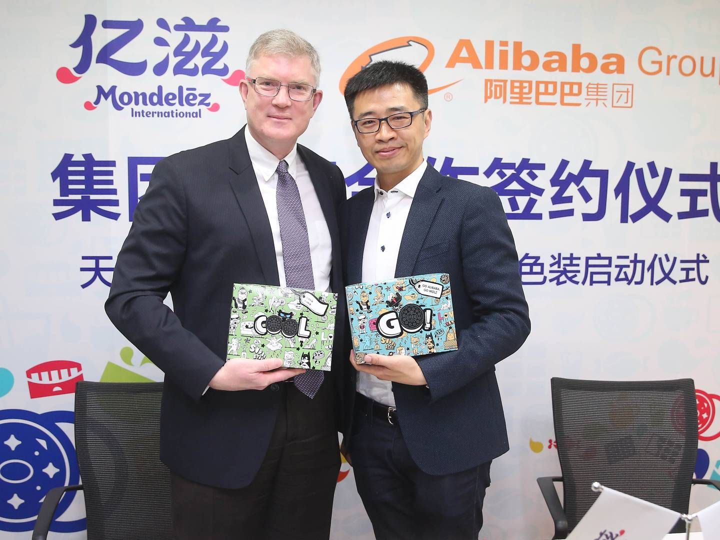 Stephen Maher, direktør for Mondelez China, og Jing Jie, koncerndirektør for Alibaba Group, viser de nye Oreo Colorfilled frem. | Foto: Mondelez International/PR