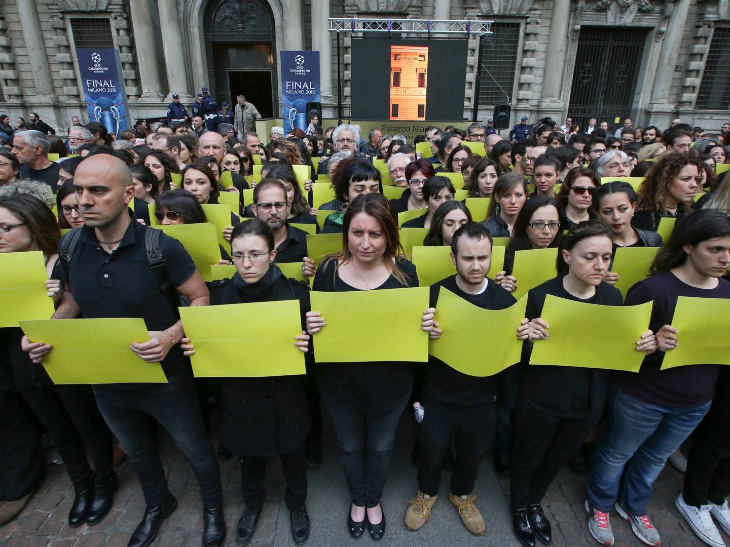 Billede af aktivister fra Amnesty International, der vil have sandheden frem om Guido Regenis død. | Foto: Luca Bruno/AP/Polfoto