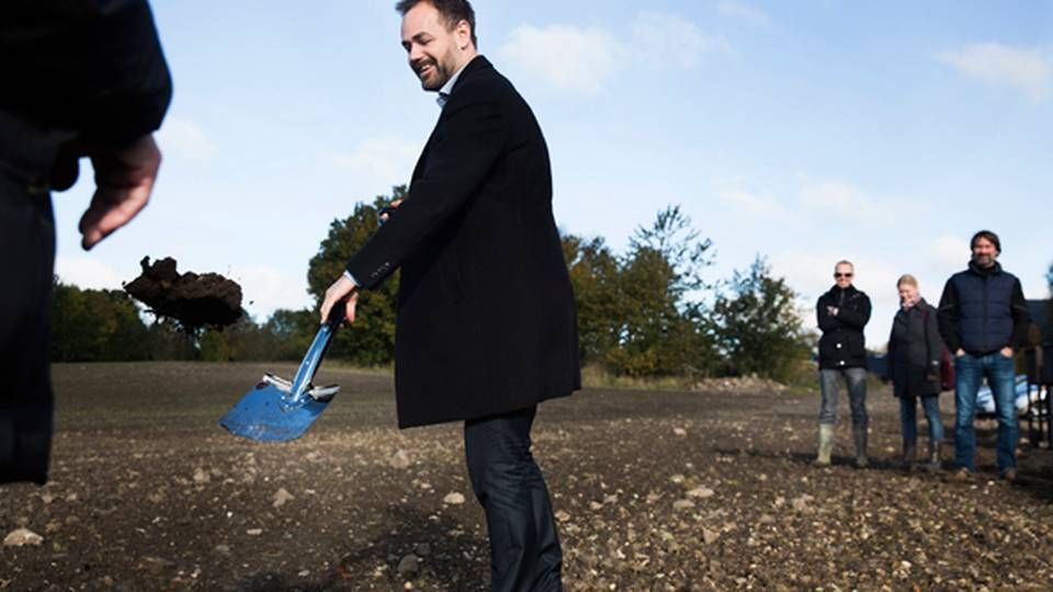 Aarhus' borgmester Jacob Bundsgaard (S) tager første spadestik til Boligforeningen Ringgårdens byggeri i Lisbjerg Bakke. | Foto: Ritzau Scanpix/Gregers Tycho