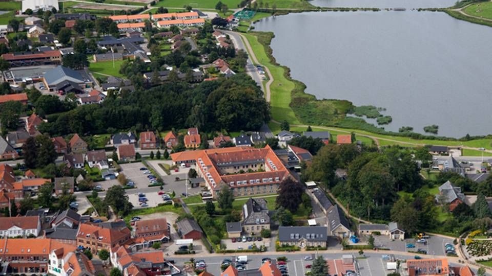 Ringe Sygehus udgøres af en gulstensbelagt, firlænget ejendom samt en række tilstødende ejendomme tæt ved midten af byen. | Foto: Freja Ejendomme