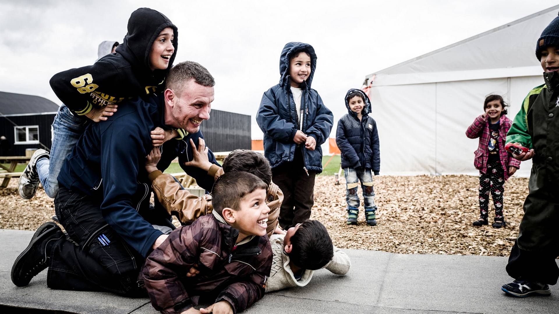 Flygtningefamilier med børn bor i barakker ved siden af teltlejren i det midlertidige indkvarteringscenter i Haderslev. Her er 500 pladser, heraf 200 i telte. | Foto: Michael Drost-Hansen/Polfoto