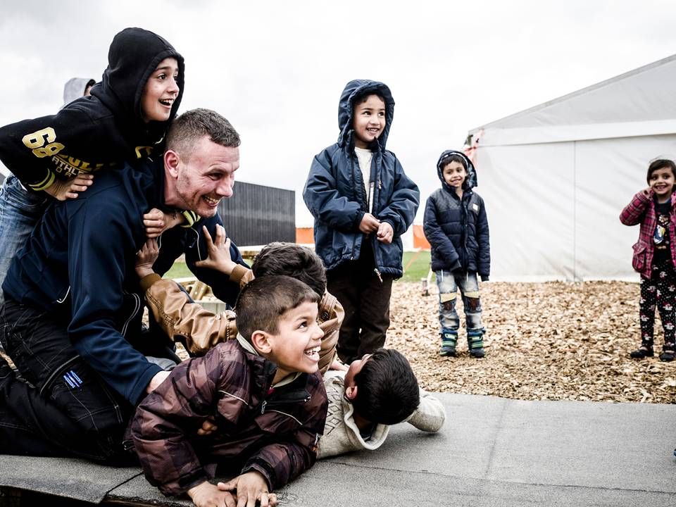 Flygtningefamilier med børn bor i barakker ved siden af teltlejren i det midlertidige indkvarteringscenter i Haderslev. Her er 500 pladser, heraf 200 i telte. | Foto: Michael Drost-Hansen/Polfoto