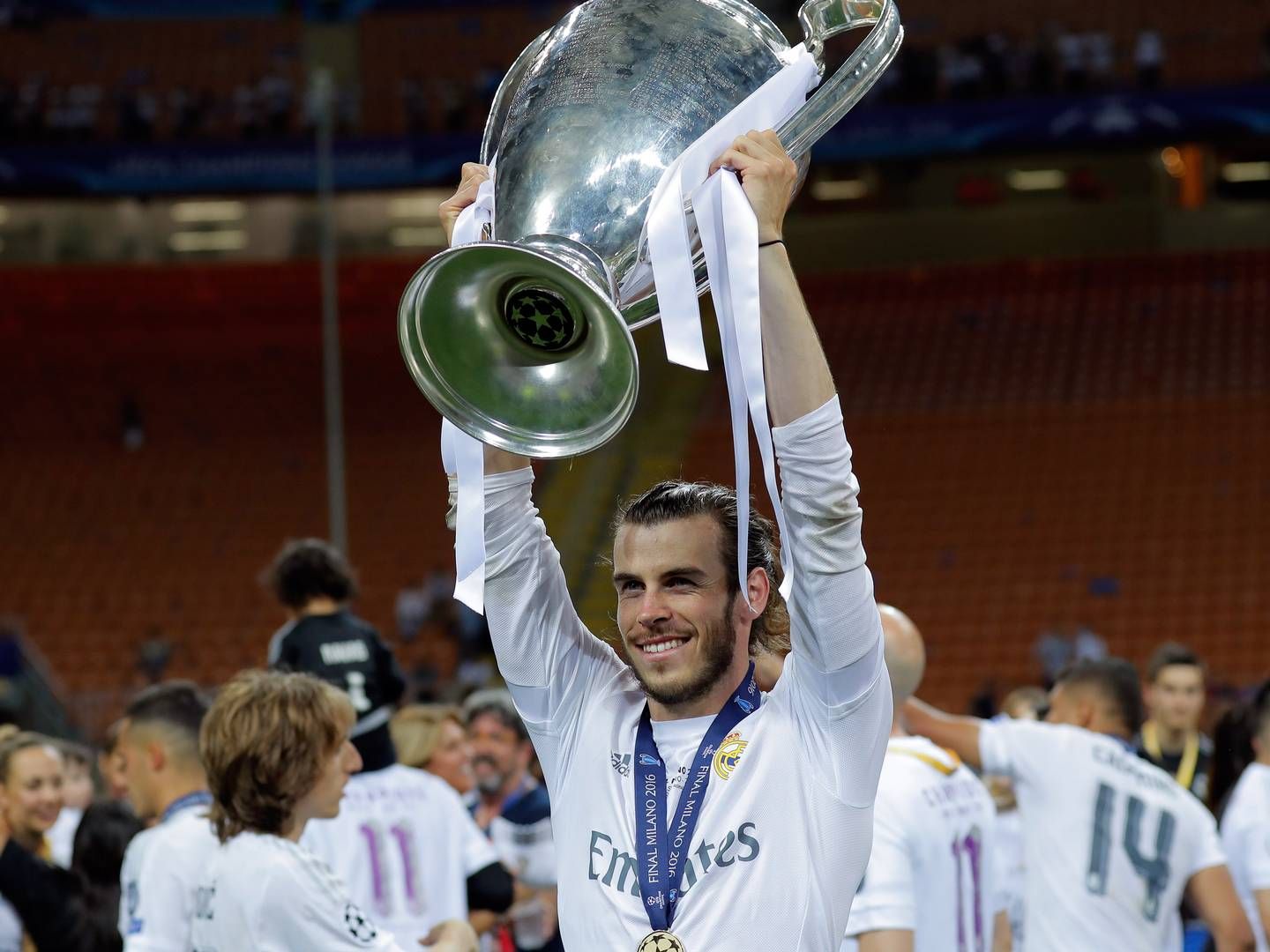 Real Madrids Gareth Bale løfter pokalen efter sejren i Champions League-finalen. | Foto: Manu Fernandez/AP/Polfoto