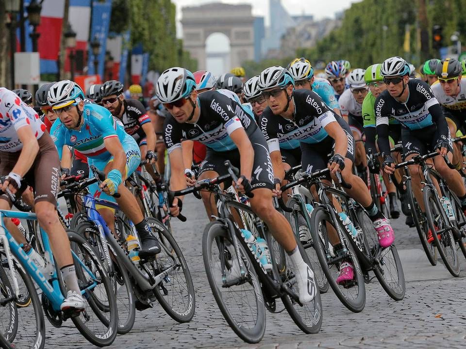 Tipsbladet udgiver bl.a. et magasin om Tour de France. Billedet her er fra den afsluttende etape af 2015-udgaven af etapeløbet. | Foto: Christophe Ena/AP/Polfoto/Arkiv