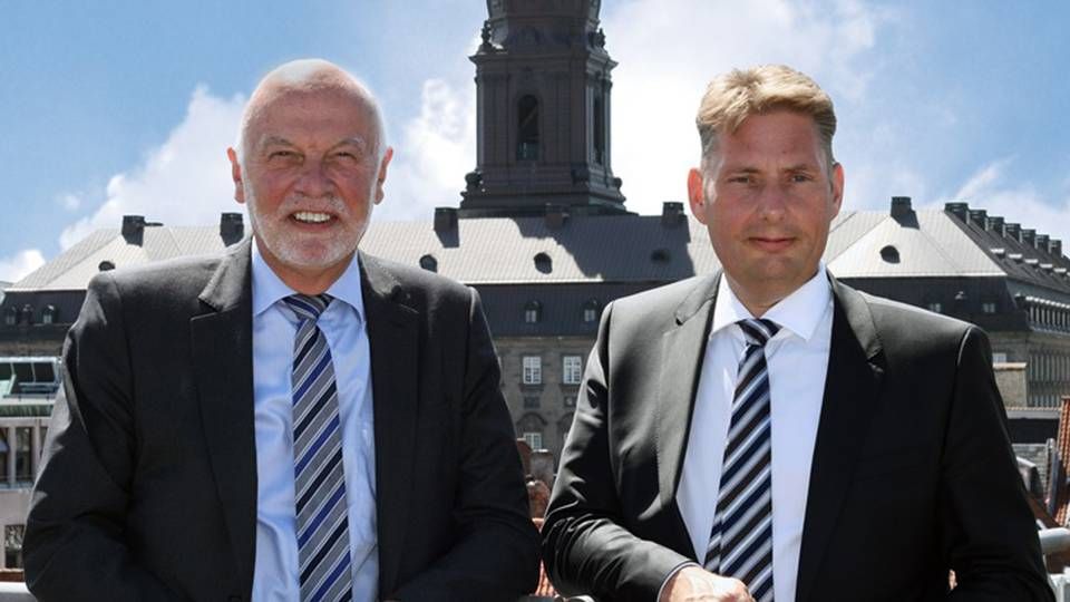 Grundlæggeren af landets største ejendomsmæglerkæde EDC, Poul Erik Bech (tv.), sammen med adm. direktør Robert Neble Larsen. | Foto: PR