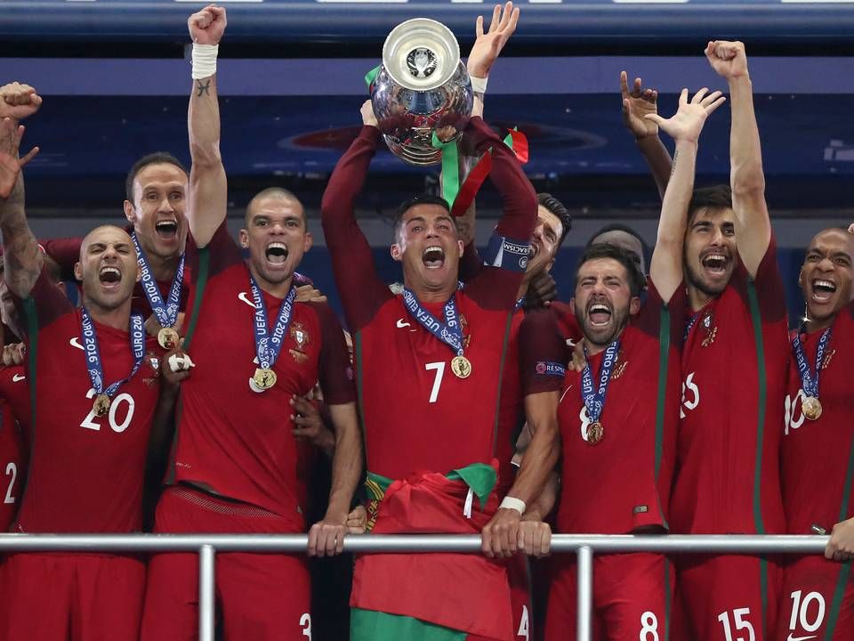 Portugal med anfører Cristiano Ronaldo i spidsen kunne løfte EM-pokalen efter finalesejr over Frankrig. | Foto: Thanassis Stavrakis/AP/Polfoto