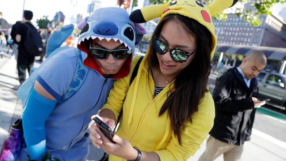 Pokemon Go-enthusiaster på jagt efter virtuelle væsner i den amerikanske by San Francisco. | Foto: Marcio Jose Sanchez/AP/POLFOTO