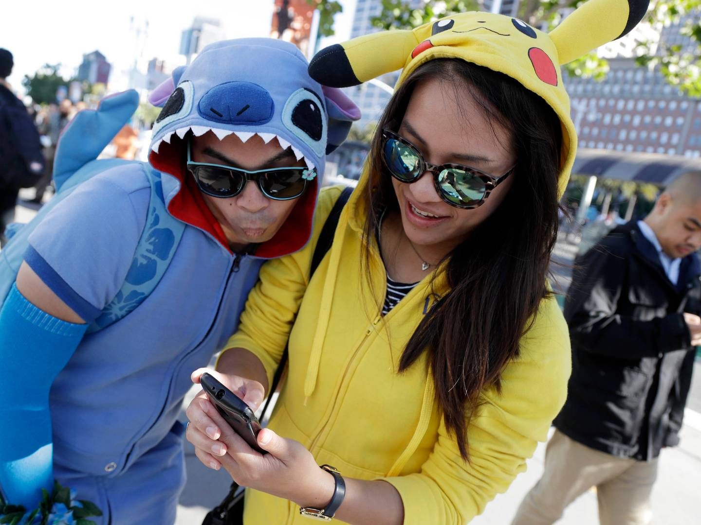 Pokemon Go-enthusiaster på jagt efter virtuelle væsner i den amerikanske by San Francisco. | Foto: Marcio Jose Sanchez/AP/POLFOTO