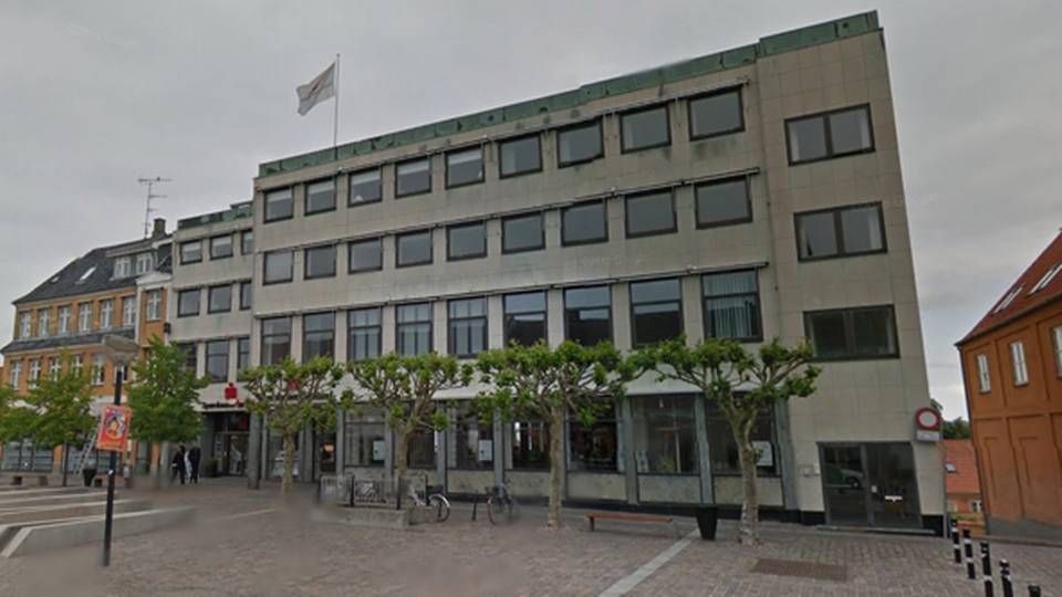 Ejendommen Ahlgade 51 i nordvestsjællandske Holbæk er en af de sjællandske ejendomme, som en pengestærk investorgruppe har købt. | Foto: Google Street View