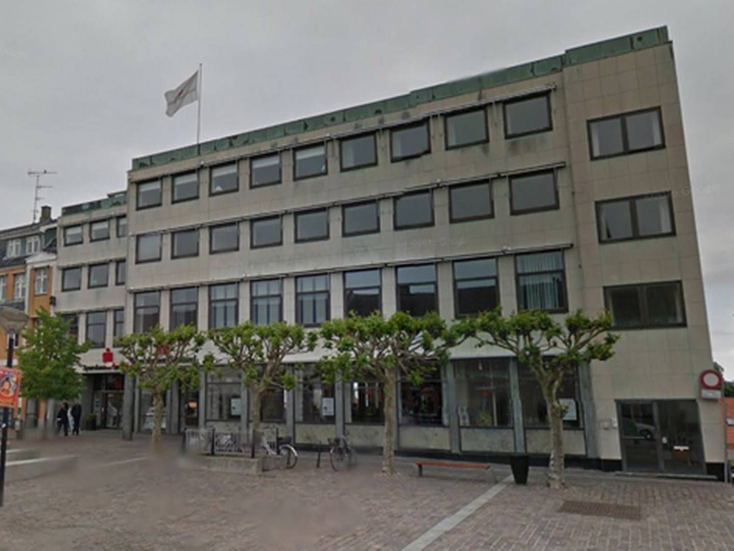 Ejendommen Ahlgade 51 i nordvestsjællandske Holbæk er en af de sjællandske ejendomme, som en pengestærk investorgruppe har købt. | Foto: Google Street View