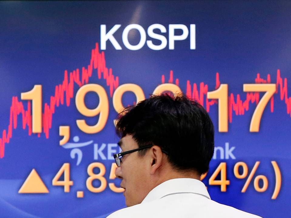 En aktiehandler i Seoul, Sydkorea går forbi en skærm, der viser aktieindekset Korea Composite Stock Price Index (KOSPI). | Foto: /ritzau/Lee Jin-man/AP