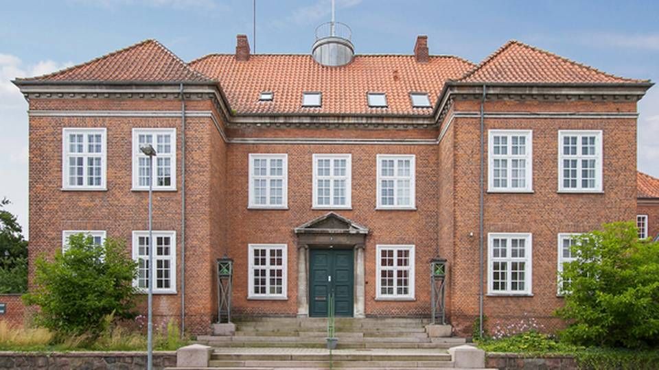 Den tidligere politistation i Nyborg er opført i 1920'erne og ligger ud til Nyborg Slots slotssø. | Foto: Freja Ejendomme