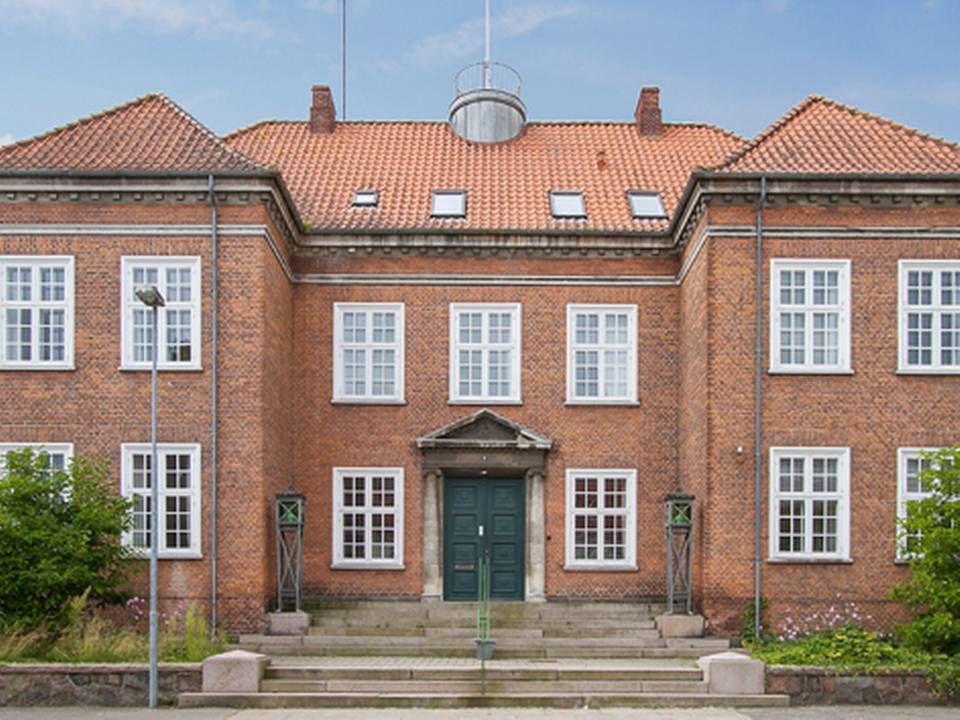 Den tidligere politistation i Nyborg er opført i 1920'erne og ligger ud til Nyborg Slots slotssø. | Foto: Freja Ejendomme