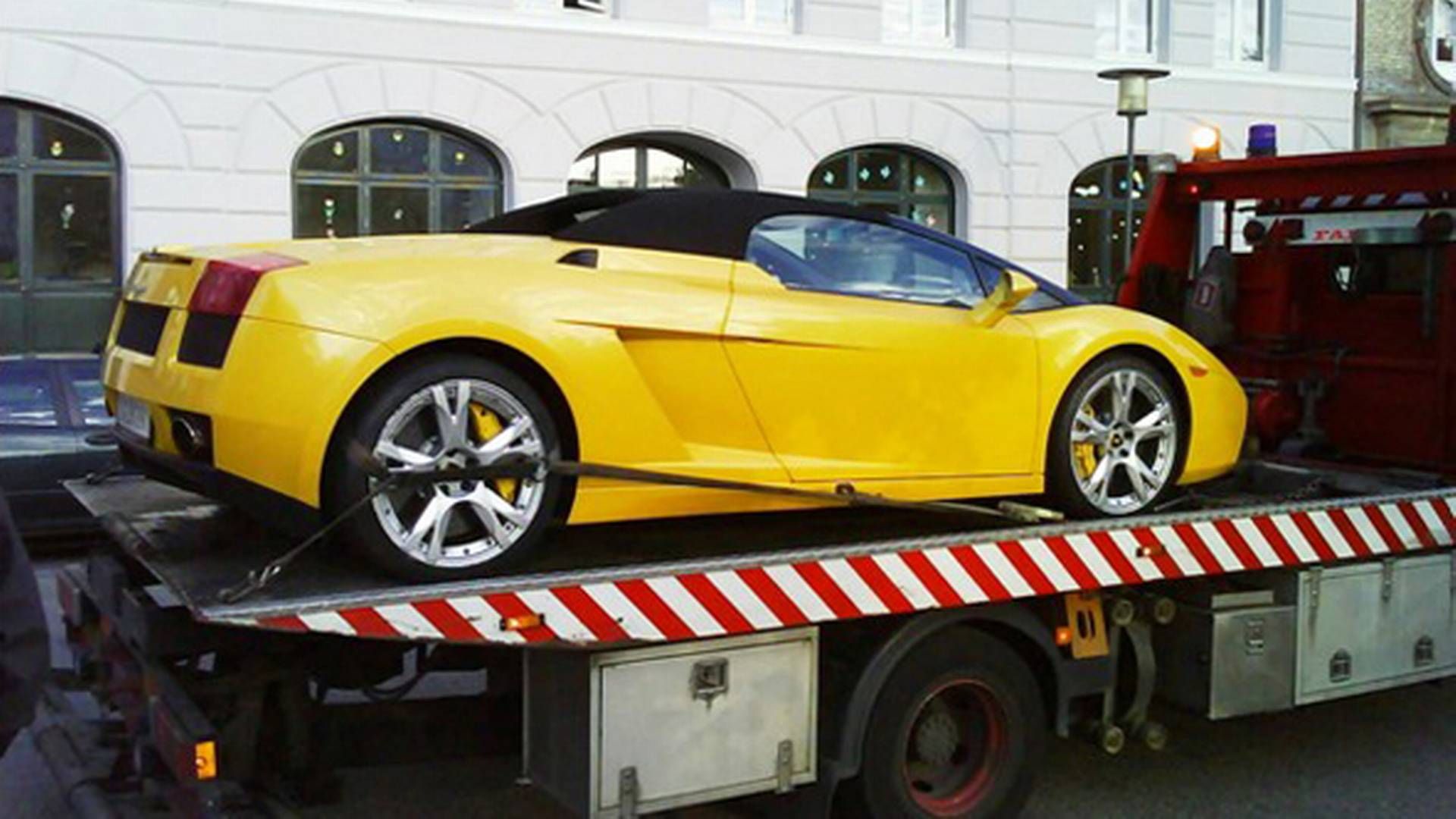 Skattevæsenet henter Lamborghini med en tophastighed på 315 km i timen fra parkeringskælderen på Israels Plads i København. Der var ikke betalt en krone i registreringsafgift af bilen, selvom den var udstyret med danske nummerplader. Baggrunden var, at der ifølge Kenneth Schwartz Thomsen var tale om en firmabil, som han brugte til kørsel i Tyskland. | Foto: Jyllands-Posten/Arkiv