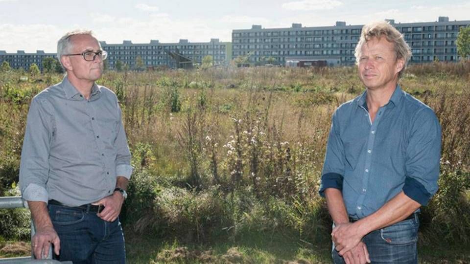 Afdelingschefen for A. Enggaard i Aarhus, Peter Thorsgaard, (t.v.) og Brabrand Boligforenings direktør, Keld Laursen, på den 60.000 kvm store grund mellem boligblokkene og ringvejen. | Foto: Kenneth Lysbjerg Koustrup/Jyllands-Posten