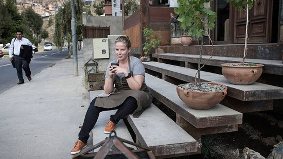 Claus Meyer åbnede for tre år siden restauranten El Gusto i La Paz i Bolivia. Tanken er at sætte boliviansk mad på verdenskortet. Restauranten som kun laver mad med råvarer fra Bolivia har hurtigt sat sit aftryk. Folk fra hele verden kommer for at spise på El Gusto. Køkkenet og retterne bliver udviklet af køkkenchef Kamilla Seidler der har været med fra starten til at bygge restauranten op. På foto ses: Kamilla Seidler uden for El Gusto. | Foto: Casper Dalhoff/Polfoto