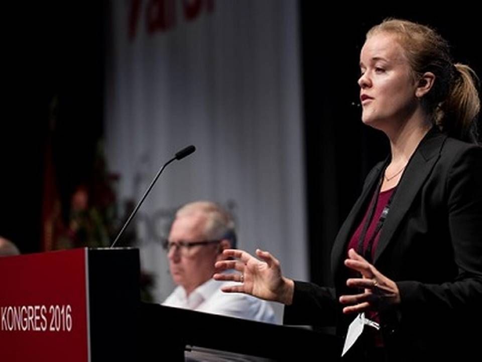 Analytiker i Arbejdernes Erhvervsråd Emilie Agner Damm på talerstolen ved NNFs kongres i Aalborg. | Foto: Rune Evensen.