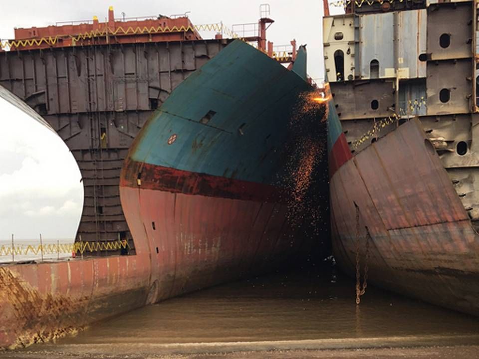 Maersk Wyoming og Maersk Georgia bliver netop nu ophugget på Shree Ram-værftet i Alang. | Foto: Louise Vogdrup-Schmidt