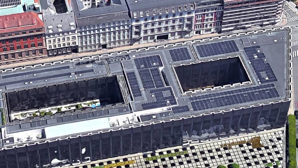 I forgrunden Nationalbankens domicil i Havnegade i København. Det er naboejendommen Niels Juels Gade 7 øverst i billedet, der nu er solgt. | Foto: Google Earth