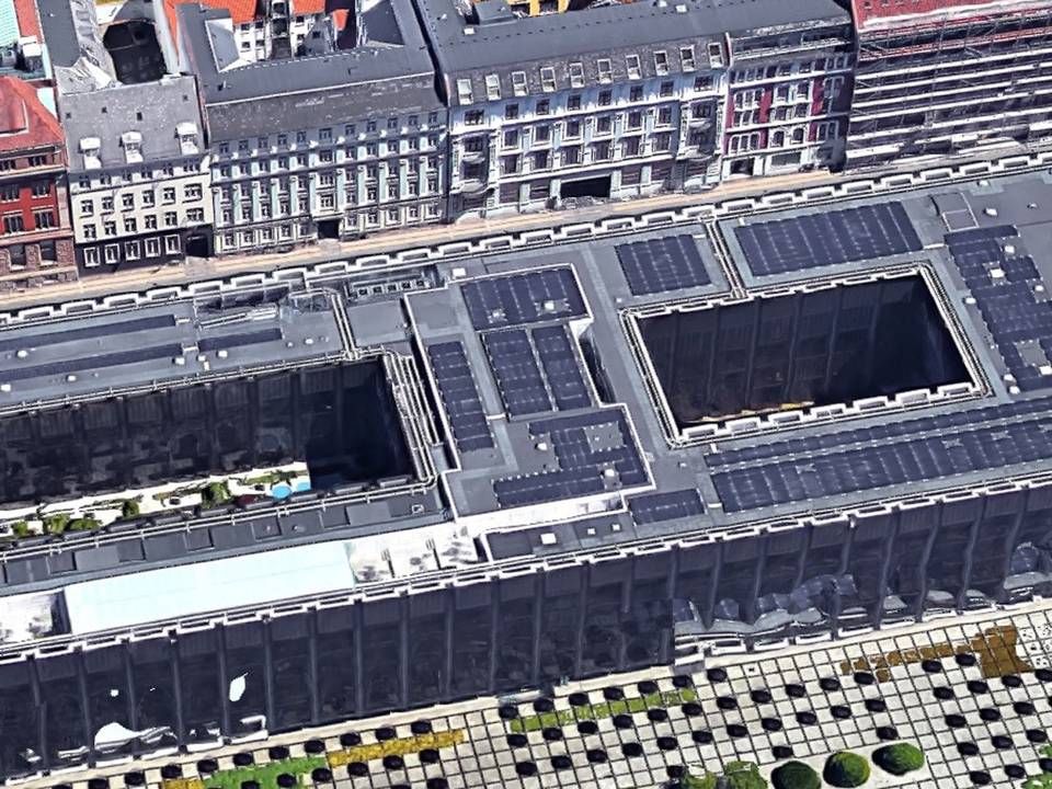 I forgrunden Nationalbankens domicil i Havnegade i København. Det er naboejendommen Niels Juels Gade 7 øverst i billedet, der nu er solgt. | Foto: Google Earth