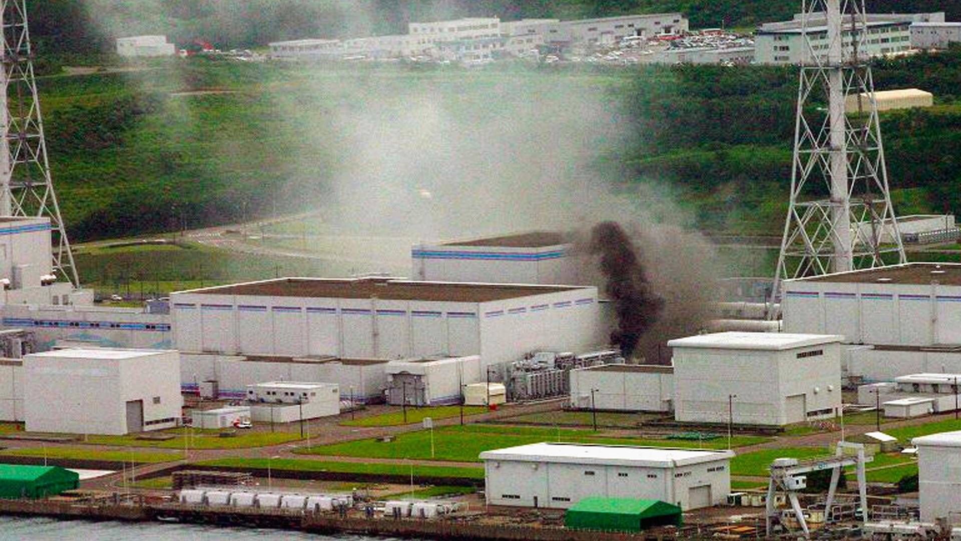 Kashiwazaki-Kariwa Kernekraftværk blev i 2007 ramt af et jordskælv og brød efterfølgende i brand. Fire år efter ramte en lignende, men langt større katastrofe Fukushima-kraftværket. Siden har Japansk kernekraft kørt på et minimum, men premierminister Shinzo Abe arbejder for at genstarte flere af landets kraftværker. | Foto: Japan Coast Guard/AP/Polfoto