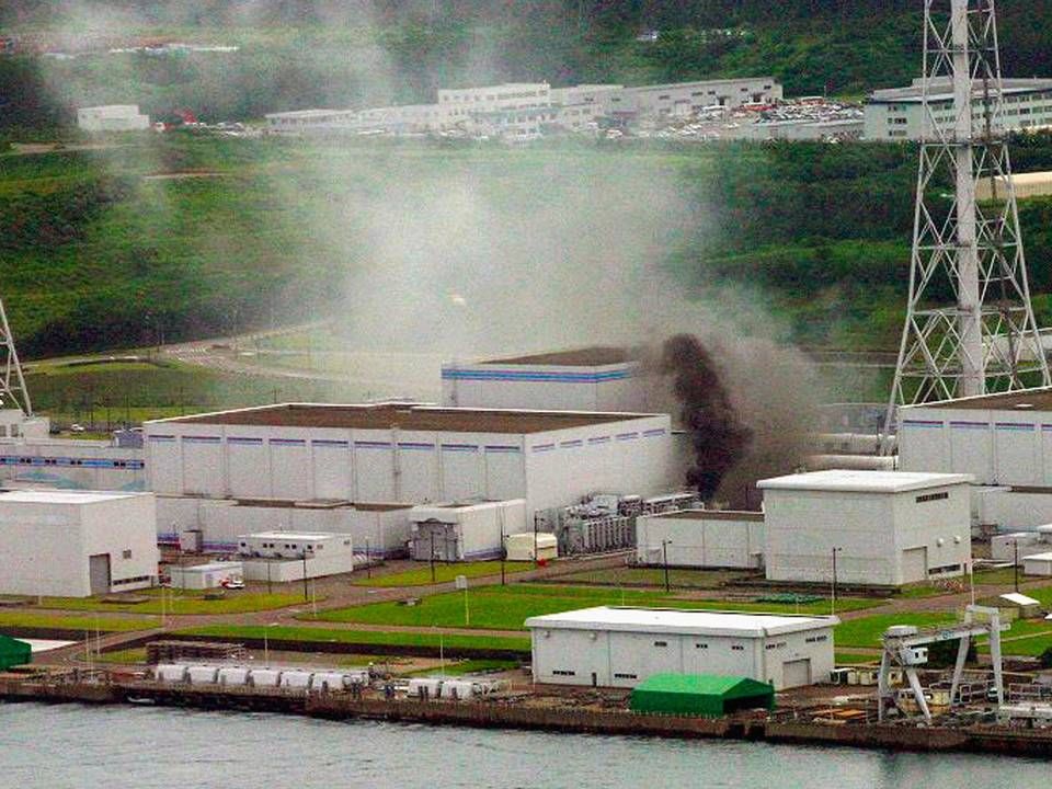 Kashiwazaki-Kariwa Kernekraftværk blev i 2007 ramt af et jordskælv og brød efterfølgende i brand. Fire år efter ramte en lignende, men langt større katastrofe Fukushima-kraftværket. Siden har Japansk kernekraft kørt på et minimum, men premierminister Shinzo Abe arbejder for at genstarte flere af landets kraftværker. | Foto: Japan Coast Guard/AP/Polfoto