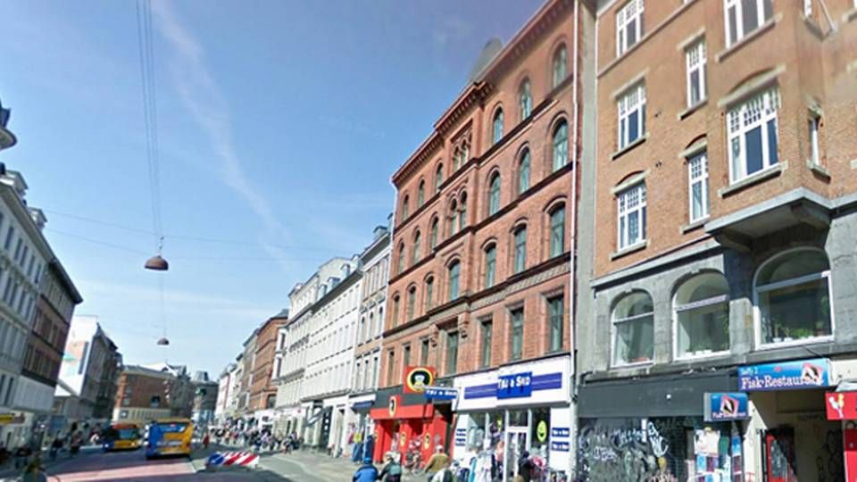 Nørrebrogade 34 er den røde ejendom midt på billedet. | Foto: Google Street View
